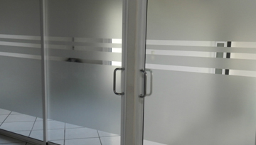 Ofrecemos puertas de aluminio, con cristal termopanel, incoloro, templado, laminado, entre otros.

